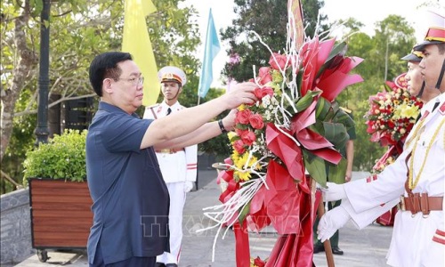 Chủ tịch Quốc hội Vương Đình Huệ tưởng niệm các anh hùng liệt sĩ tại Thừa Thiên - Huế